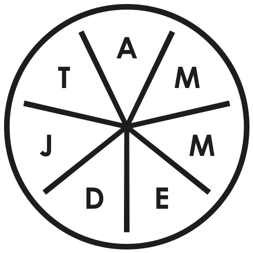 Logo Tamjdem: Kruh rozdělený na sedm částí, v každé je jedno písmeno názvu.
