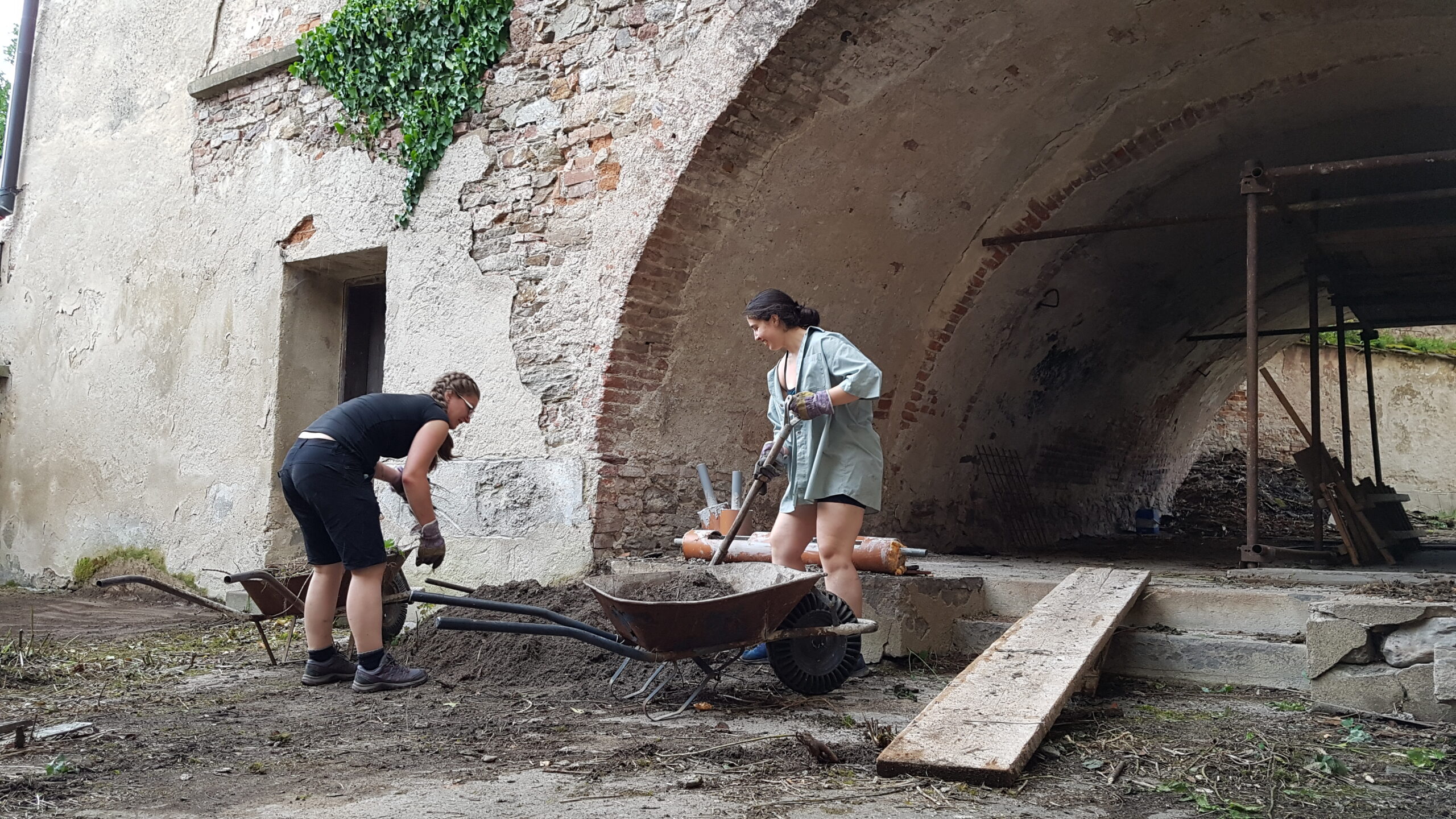 Lidé pracují v klášteře Porta coeli